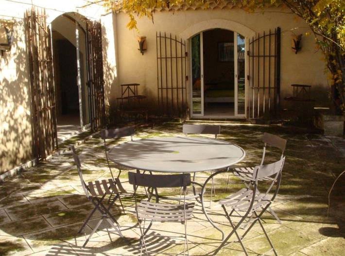 Gîte pour 6 personnes, avec piscine ainsi que terrasse et jardin à Eygalières - 4