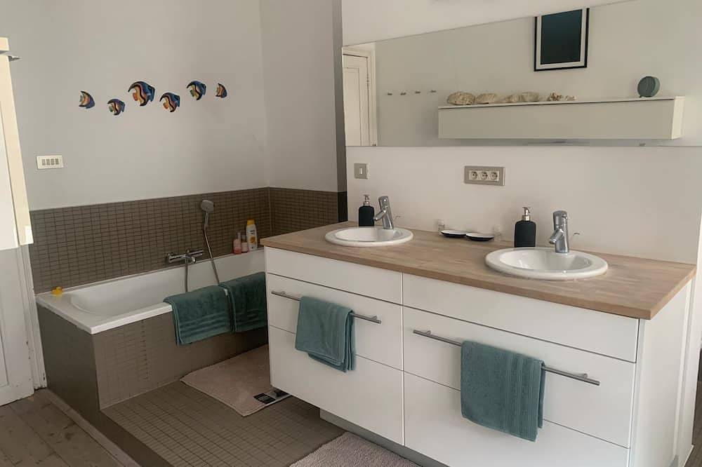 Dock Suites.  Two bedroom gueststay with private bathroom and speed wifi. in Gante, Provincia de Flandes Oriental