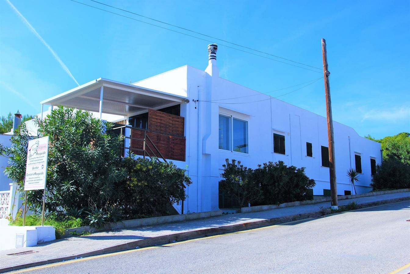 Apartamento entero, Apartamento con aire acondicionado, vistas al mar, terraza y Wi-Fi; aparcamiento disponible. in Cala Mesquida, Capdepera