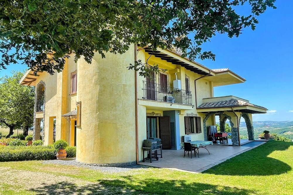 Piscina y jacuzzi - Encantadora villa en Umbria - capacidad para 24 personas in Montefiascone, Provincia de Viterbo