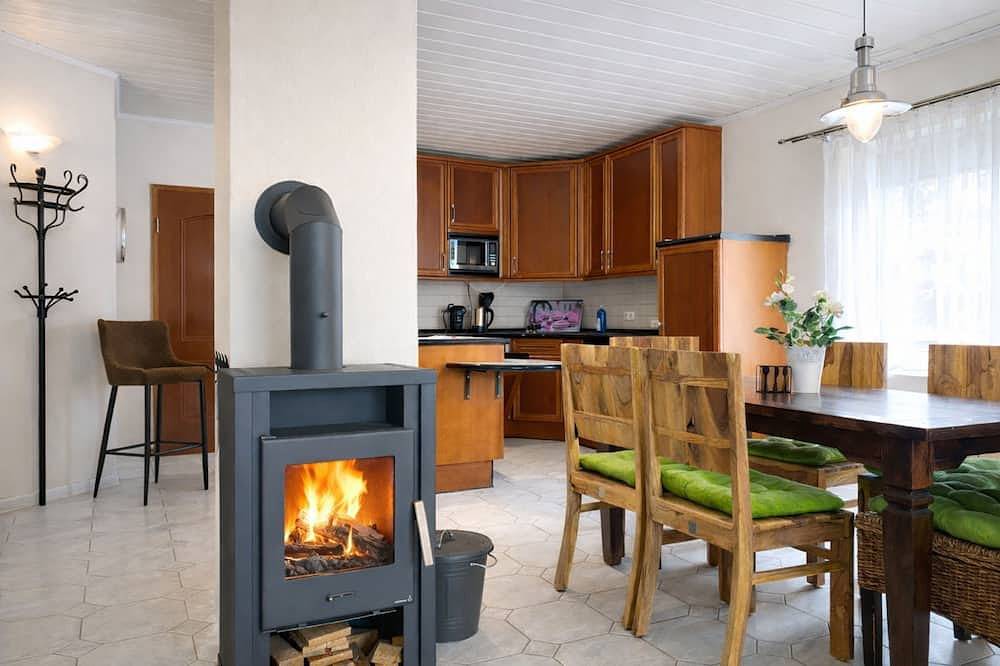 Ganze Wohnung, M9 Ferienwohnung mit Balkon am Waldrand im Ostseeland - 4-Raum-Fewo, Kaminofen, in Neubukow, Neubukow-Salzhaff