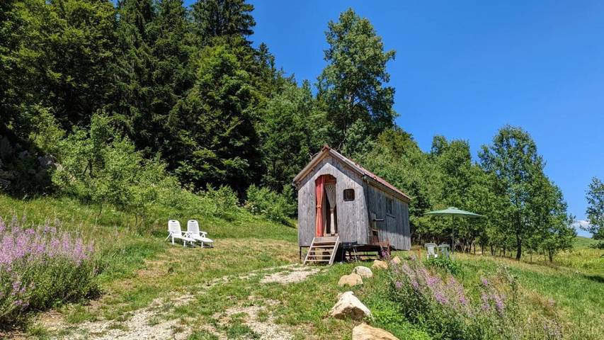 Location de vacances pour 3 personnes, avec jardin à La Pesse - 3