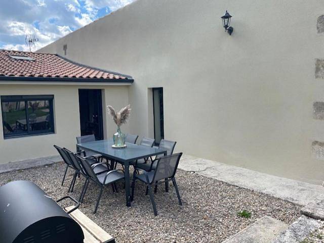 Location de vacances pour 8 personnes, avec piscine et terrasse à Ribérac - 2