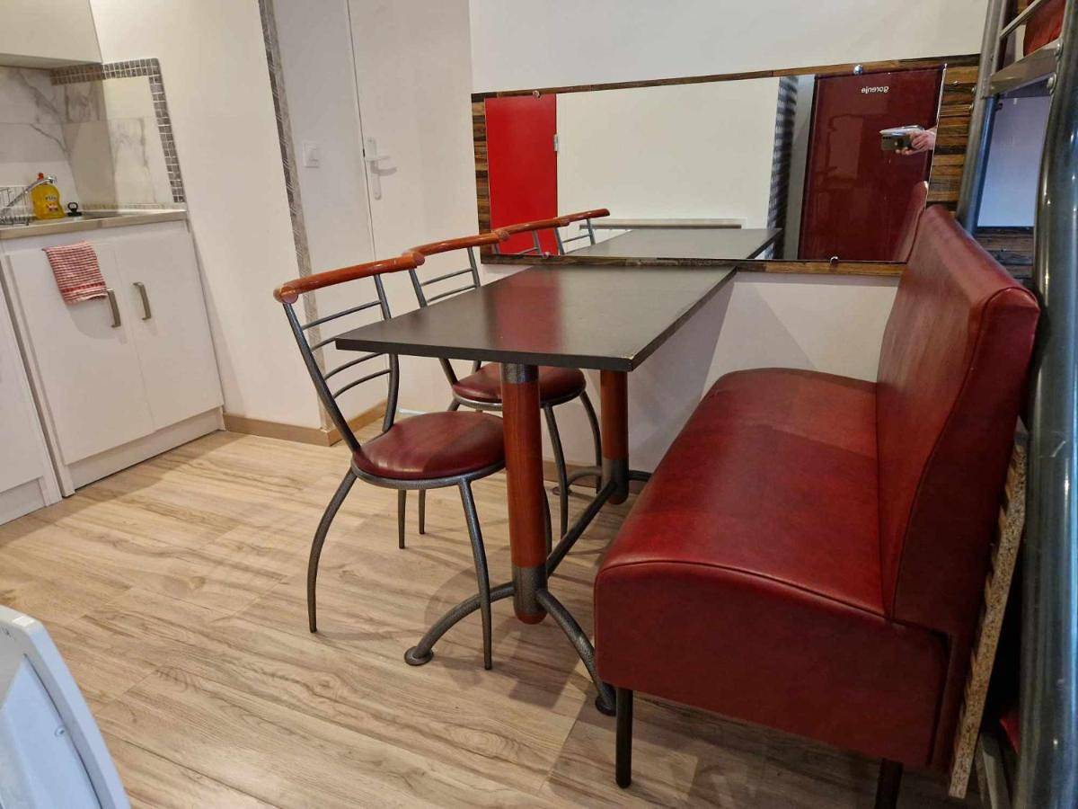 Appartement entier, 06 - Très joli 2 pièces neuf climatisé et tout équipé pour 1 à 4 personnes avec 3 lits, vue sur jardin, parking privatif gratuit, grand fourgon possible, tout le linge de maison est fourni in Razac-sur-l'Isle, Périgord Blanc
