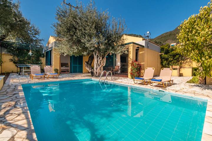 Villa pour 4 personnes, avec jardin dans Mparmpati