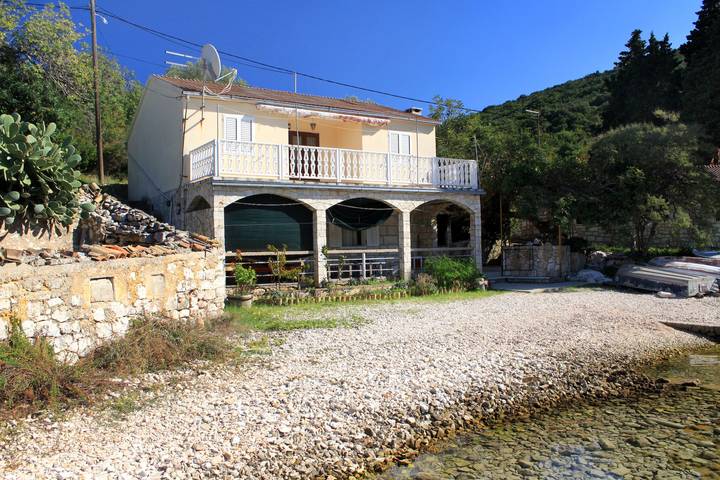Ganze Wohnung, 3-Zimmer-Ferienwohnung am Strand Bucht Rogacic, Vis A-2460-a in Split-Dalmatien
