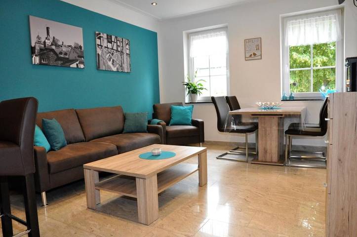 Ferienwohnung für 4 Personen, mit Balkon und Terrasse sowie Ausblick in Hofheim