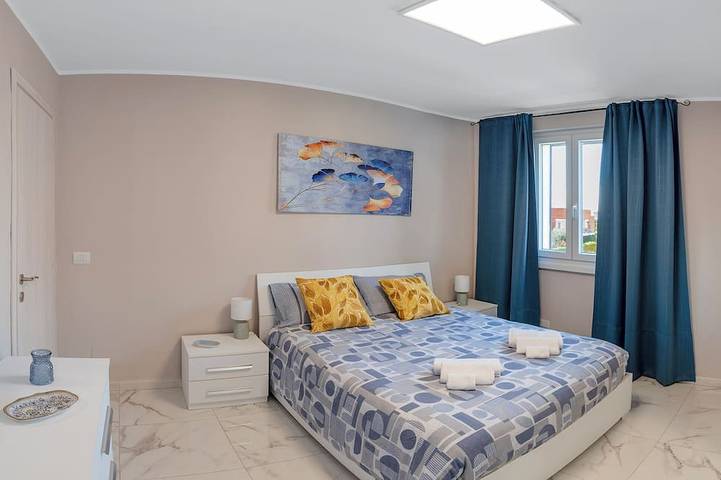 Appartement entier, Elegant tourist accommodation facing metro C in Borghesiana, Rome