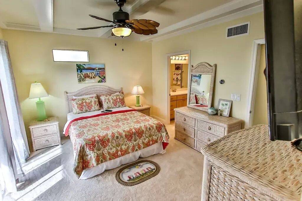 Stunning Panoramic rooftop views from this gulf side Tuscan style Villa! in Marathon, Monroe County