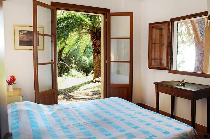 Villa A 50 mt dal mare, giardino privato, parking, climatizzata, internet 5 G in Cala di Mola, Porto Azzurro