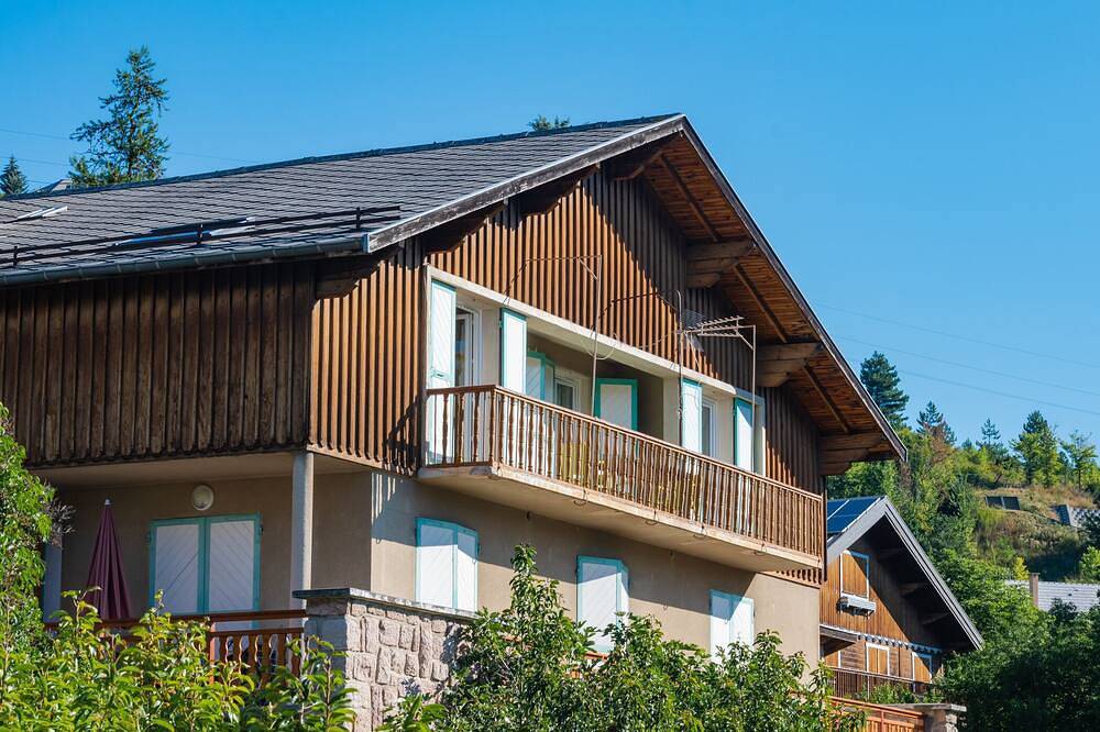 Appartement entier, Location Appartement Embrun Serre Poncon 6-8 personnes dans villa indépendante in Embrun, Parc national des Écrins