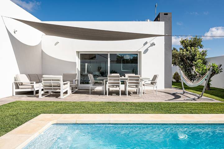 Villa 'Chill Out Of City' mit privatem Pool, Wlan und Klimaanlage in Pago del Humo, Chiclana de la Frontera