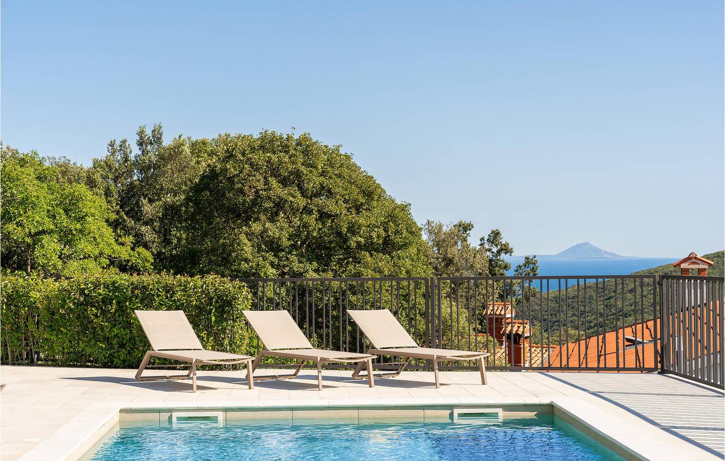 Appartement moderne de 2 chambres avec piscine, parking et à 2 km de la plage in Labin City, Labin