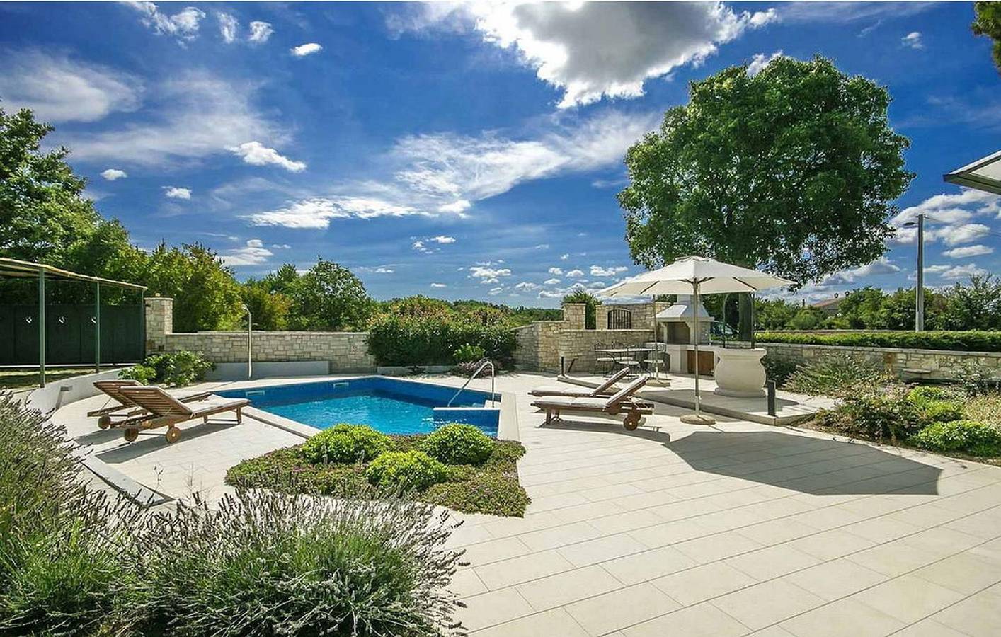Villa with pool for 2 people and large garden in Centraal Istrië