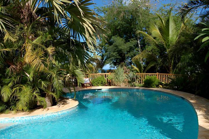 Bungalow pour 2 personnes, avec piscine et jardin ainsi que terrasse et jacuzzi