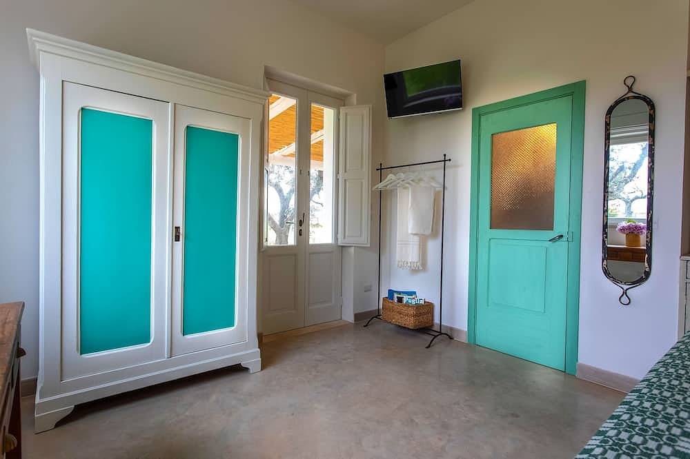 Masseria Ferarelli - \"Rizzeddrha\" Room with Patio in Diso, Lecce Provinz