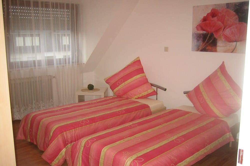 Ganze Wohnung, In Rheinnähe: große, moderne Ferienwohnung in ruhiger Seitenstraße mit Balkon in Wallersheim, Koblenz