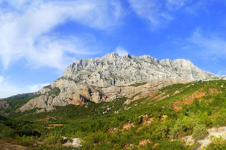 Entire apartment, Provencal village between Aix en Provence and Cassis in Fuveau, Mediterranean Coast (France)
