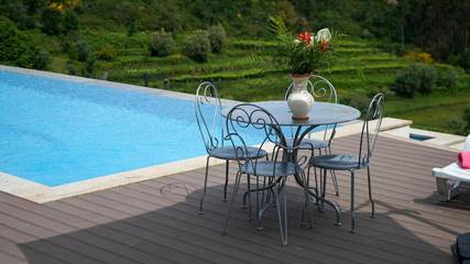 Gîte pour 8 personnes, avec terrasse et jardin ainsi que vue et piscine dans Poiares