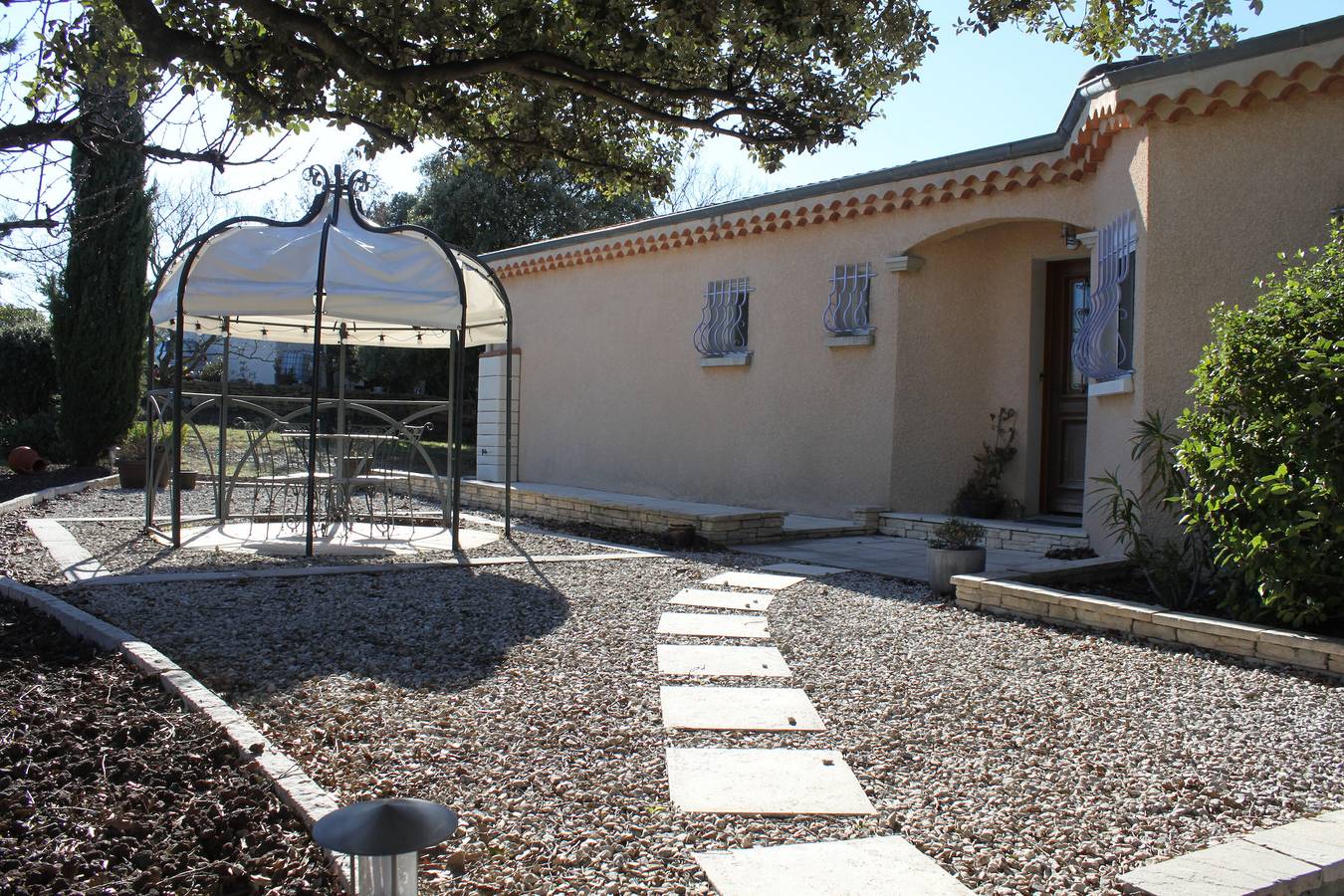 Chambre d'hôtes '315' avec vue sur la montagne, piscine privée et Wi-Fi in Villeneuve-de-Berg, Ardèche