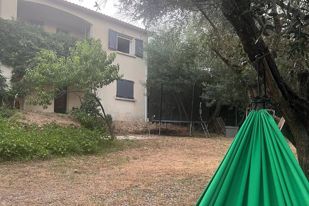 Quiet family villa with large garden in Saint-Georges-d'Orques, Côte d'Améthyste