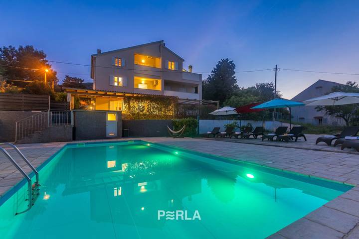Ganze Wohnung, Ferienwohnung Rose mit großem beheiztem Pool 50m2 und Meerblick in Nerezine auf der Insel Lošinj in Nerezine, Lošinj (Kvarner Bucht)