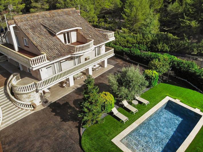 Casa de vacaciones para 15 personas, con Balcón y Jacuzzi además de Terraza y Jardín en Alcoy