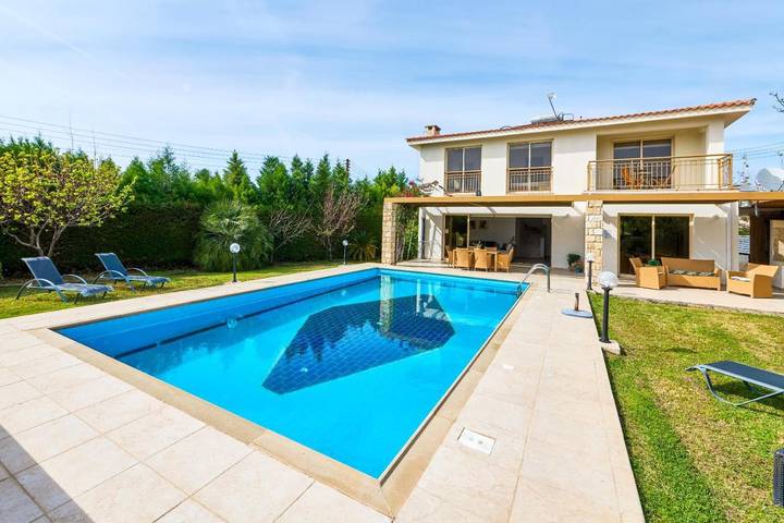 Gîte pour 8 personnes, avec jardin ainsi que piscine et vue