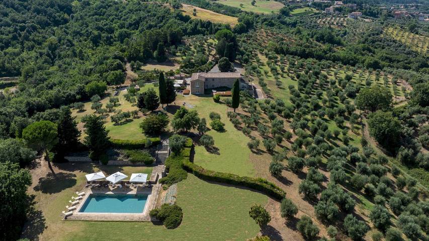 Agriturismo per 14 persone, con giardino e idromassaggio a Chianni