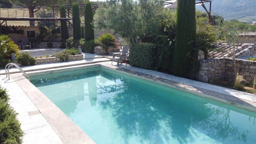 Location de vacances pour 2 personnes, avec piscine et vue ainsi que bassin pour enfant et jardin à Saint-Sauveur-Gouvernet