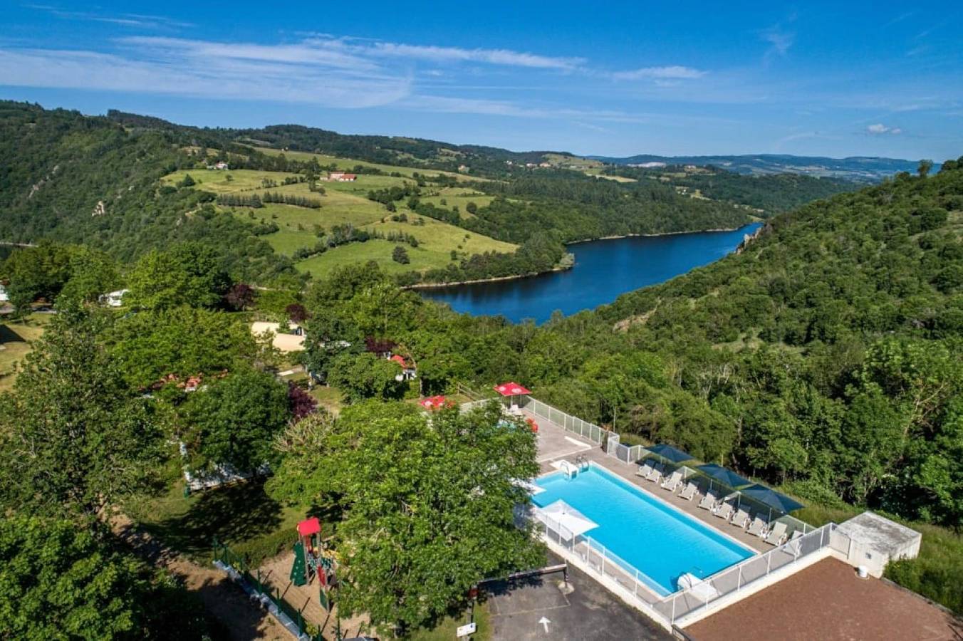 Camping 4 étoiles - Piscine in Cordelle, Région de Roanne