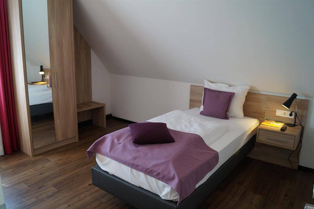 Einzelzimmer, Dusche, Wc in Nieder-Olm, Landkreis Mainz-Bingen