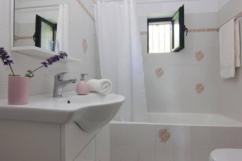 Traditioneel huisje in de rust van de olijfgaard in Stoupa, Messenia