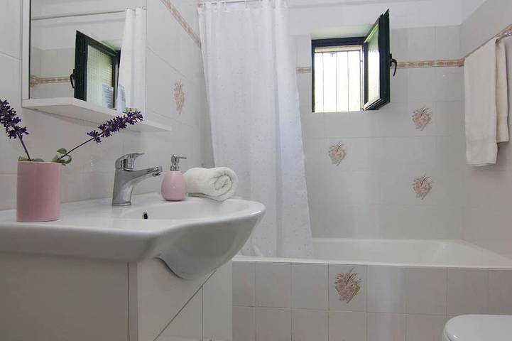 Traditionelles Ferienhaus in der Ruhe des Olivenhains in Stoupa, Messenien