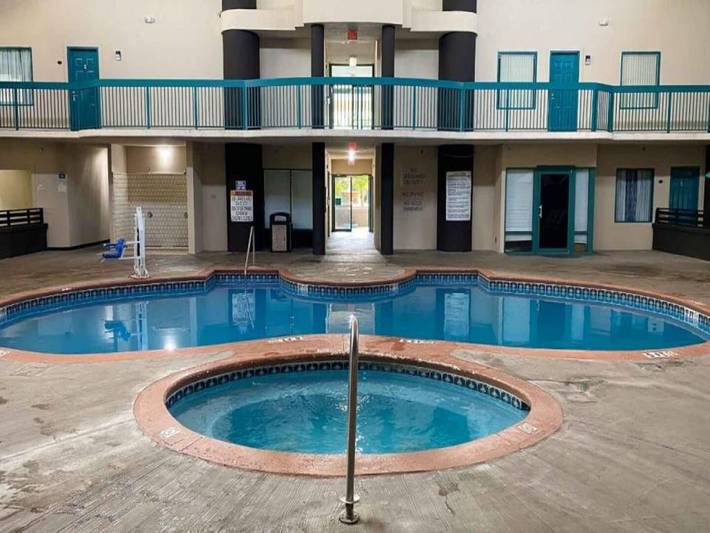 Cozy King Bed Ada Room|Free Parking in Chatham County