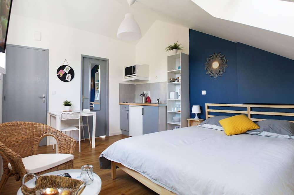Entire apartment, Studio-Comfort-Private Bathroom-Garden View in La Roche-sur-Yon, Loire Valley