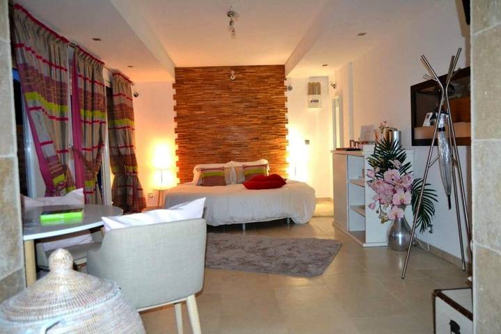 Location de vacances pour 2 personnes, avec vue et jardin ainsi que sauna et piscine à Beaumont-de-Pertuis - 2