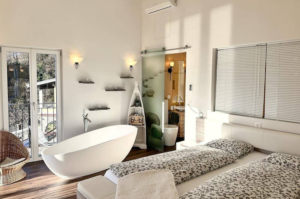 Grosszügiges Ferienhaus mit Panorama-Glaspool und Jacuzzi mit spektakulärem Seeb in Minusio, Tessiner Alpen