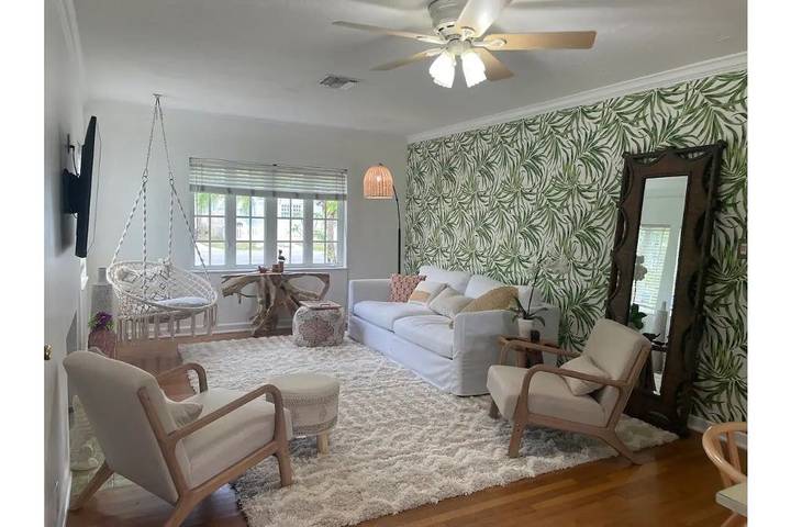 Vacation rental for 7 people, with yard and terrace as well as hot tub, with pets in West Palm Beach