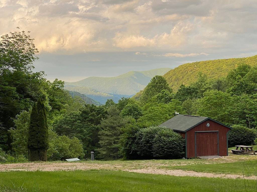 3 Sisters - Historic 1840 Pre-Civil War Log Cabin with sauna, hot tub & firepit! in Blue Ridge Parkway, Nelson County