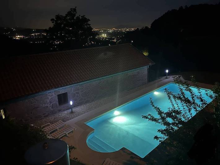 Location de vacances pour 6 personnes, avec terrasse ainsi que jardin et piscine dans Amares - 3