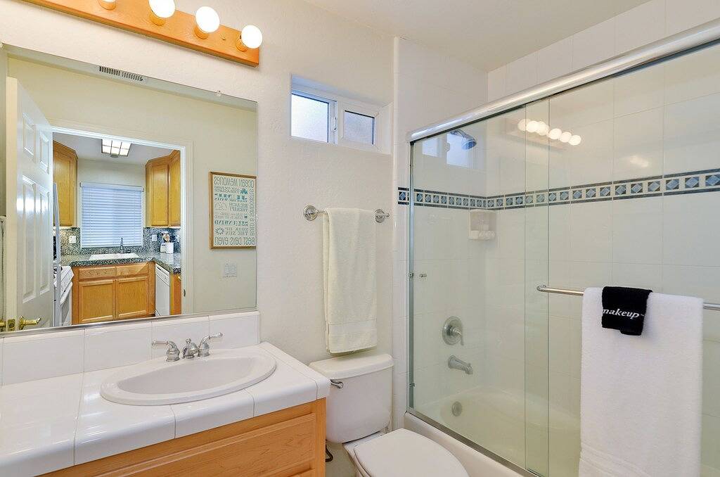 Die Surf and Sand von Capitola Beach ist nur einen Block von diesem atemberaubenden Stadtdomizilam! in Capitola, Santa Cruz County