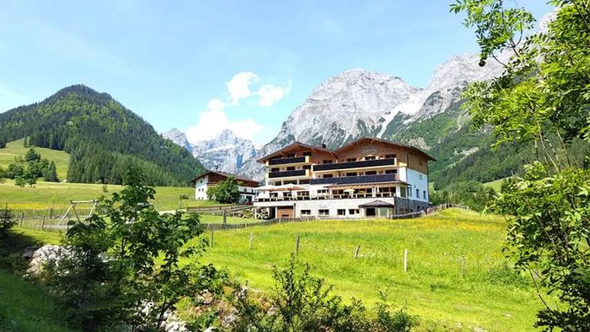Ferienwohnung für 4 Personen, mit Whirlpool und Garten sowie Balkon und Sauna