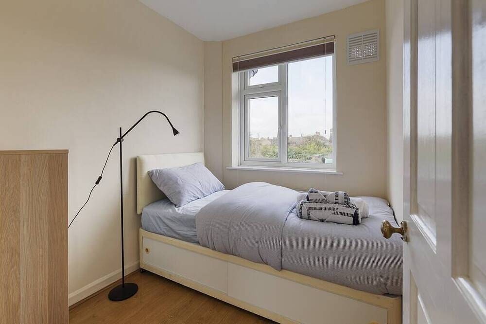 Modern 4 bed house in Heathrow, London in Spelthorne, Surrey