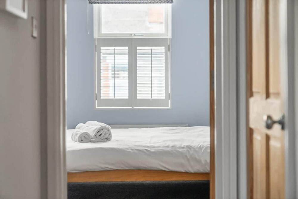 Reading Modern Home by the Thames in Reading, Berkshire