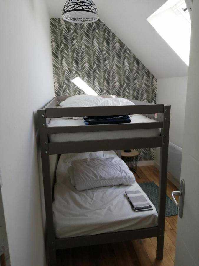 Three-Bedroom House in Bricqueville-sur-Mer, Région de Coutances