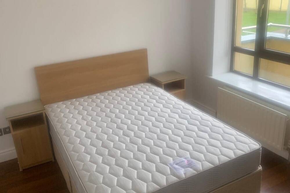 Entire apartment, Relaxing Balcony Views Mullingar Self Catering Apartment on Park Hotel Grounds in Mullingar, County Westmeath