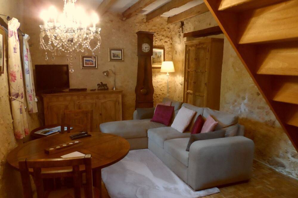 Le Revendeur charming cottage with private hottub! in Bars, Périgord Noir