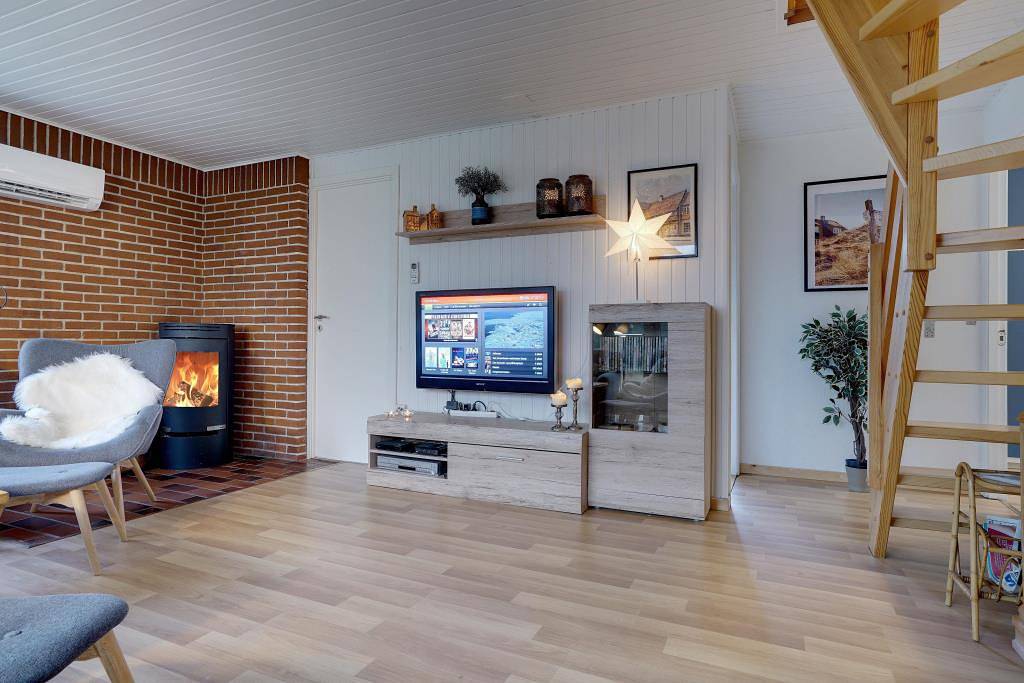 Dejligt feriehus beliggende på stor grund som er omkranset af nåletræer. in Henne, Filsø See