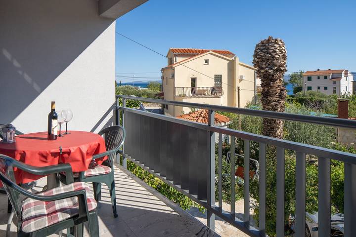 Ganze Wohnung, Studio Appartement mit Terrasse und Meerblick Duce, Omis As-16877-d in Dugi Rat, Omis-Riviera